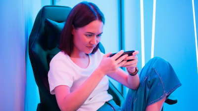 ゲームをプレイしている女性の画像