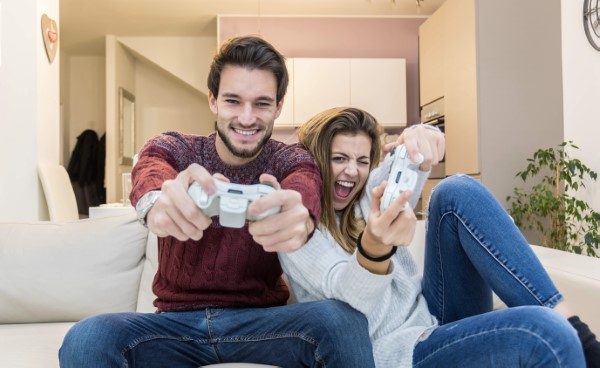 ゲームをしているカップル