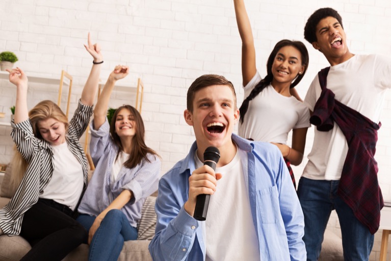 カラオケを歌っている画像
