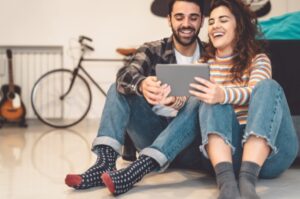 タブレットを見て笑う男女