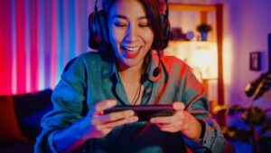 ゲームをする女性のイメージ