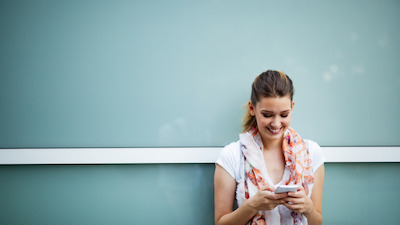SNSを利用する女性