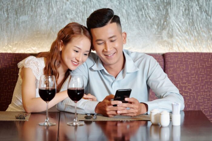 スマホでLINEを送る女性