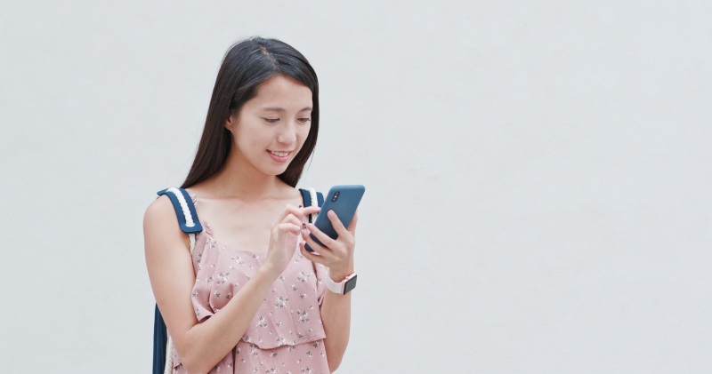 スマホを見る女性
