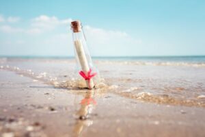 砂浜に打ち上げられた手紙入りの瓶