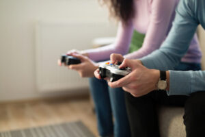 一緒にゲームをするカップルのイメージ