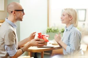プレゼントを渡す男性と喜ぶ女性