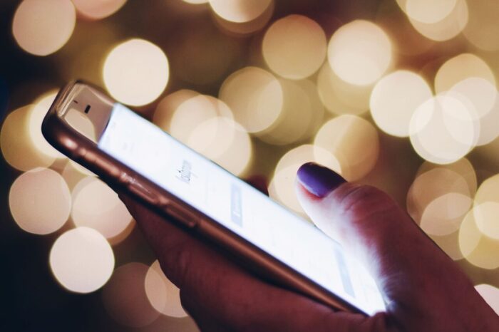 スマホでSNSを見る女性