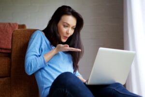 チャットをする女性