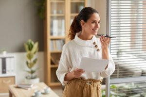ボイスチャットで話す女性のイメージ