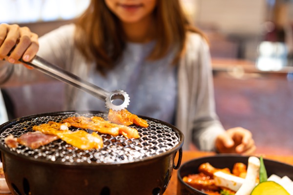 焼肉している画像
