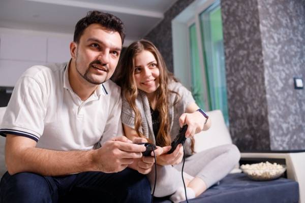 二人でゲームをしている画像